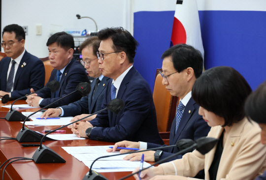 박광온 더불어민주당 원내대표가 13일 국회에서 열린 원내대책회의에서 발언하고 있다. 연합뉴스.